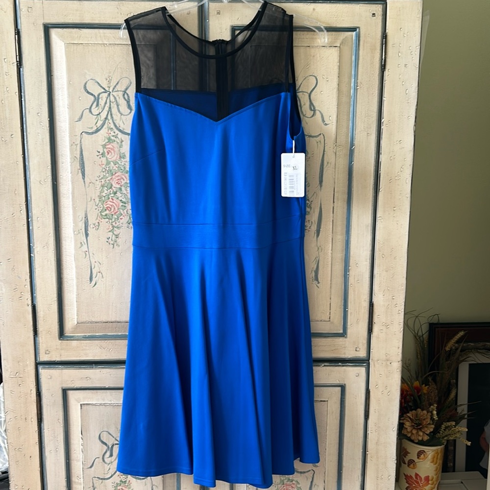 XL with tags. a Heloise fashion. it is a beautiful blue black top